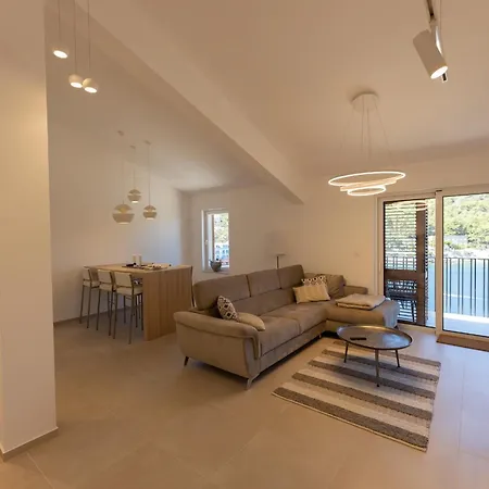 Lägenhet Jaro Stomorska